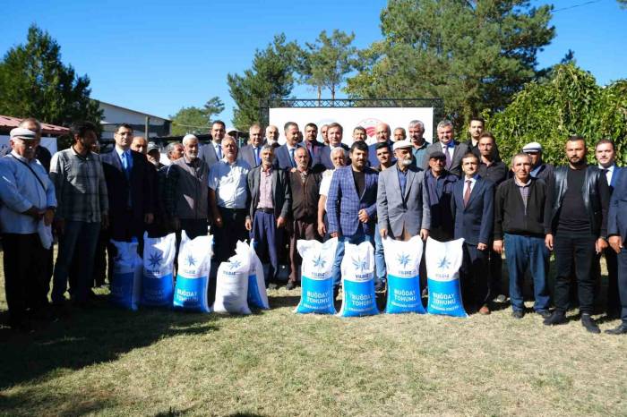 Erzincanlı Çiftçilere Buğday Tohumu Dağıtıldı