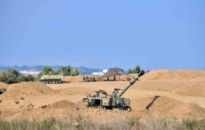 İsrail Tankları, Kara Harekatı İçin Gazze Sınırında Bekliyor