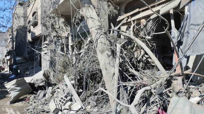 İsrail’in Vurduğu Bureij Mülteci Kampındaki Evler Harabeye Döndü