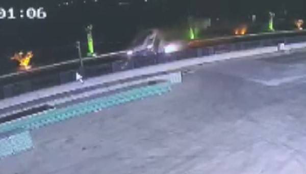 İzmir’de İşçi Servisleri İle Otomobilin Karıştığı Kaza Kamerada: 6 Yaralı