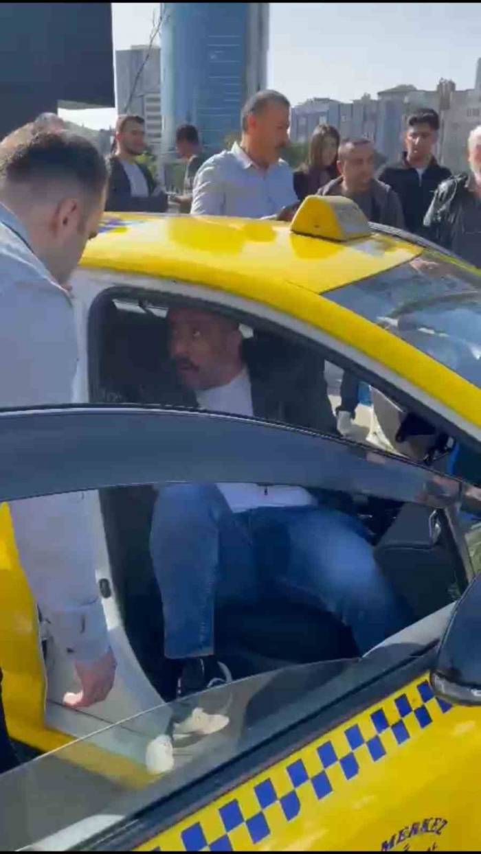 Kadıköy’de Taksiyle Kaçan Taciz Şüphelisini Vatandaşlar Yakaladı