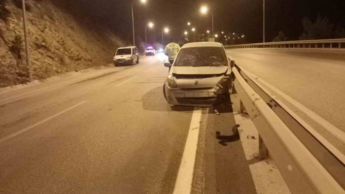 Kontrolden Çıkan Otomobil Bariyerlere Çarptı