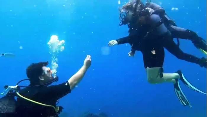 Su Altında Evlilik Teklifi Yaptı