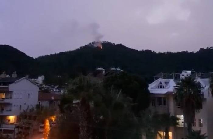 Marmaris’te Yıldırım Düşmesi Sonucu Orman Yangını Çıktı