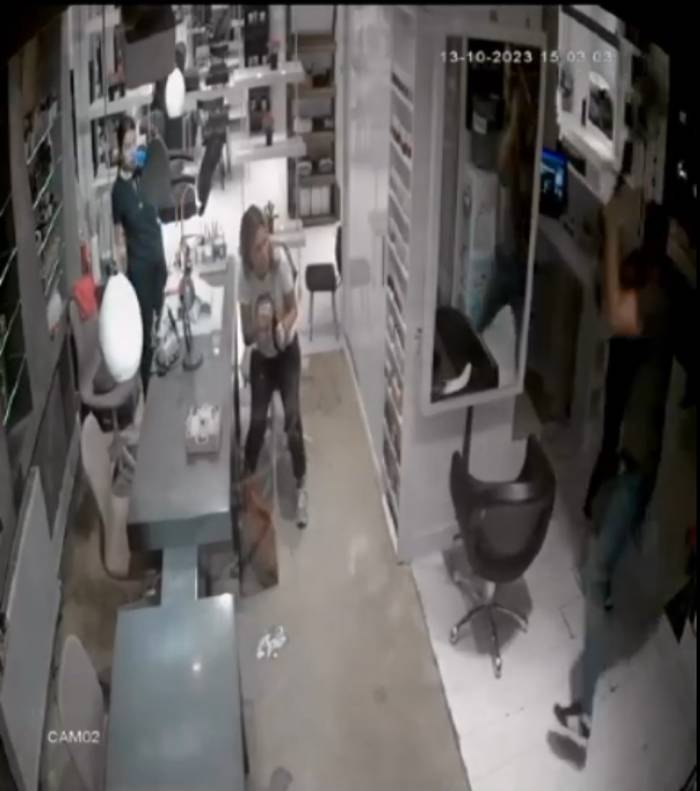 Güzellik Salonuna Gelen Bir Şahıs Elinde Sopayla İşyerindeki Eşyalara Vurarak Dağıttı