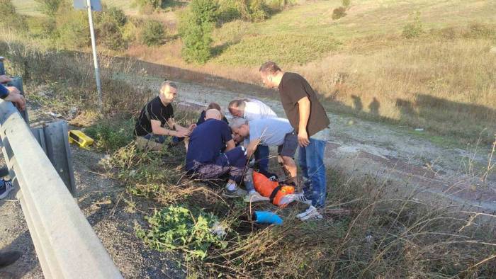 Motosiklet Bariyerlere Çarptı: 2 Ağır Yaralı