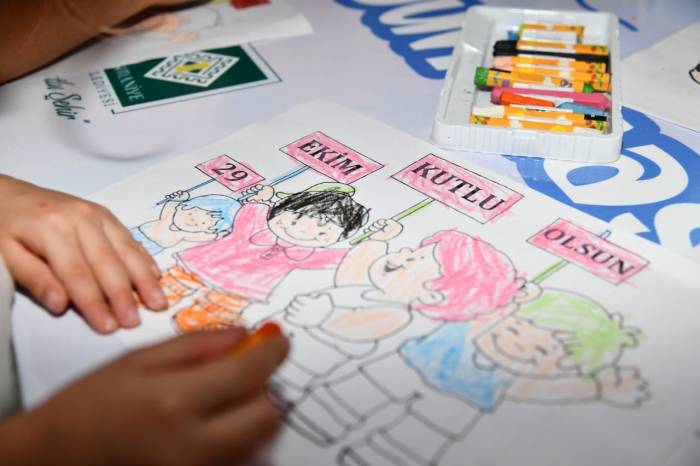 Osmaniye Belediyesi Çocuk Oyun Otobüsü “Cumhuriyet” Teması İle İlkokullarda