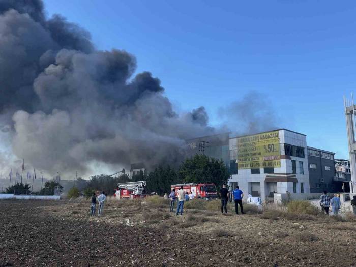 Silivri’de Mobilya Fabrikasında Çıkan Yangın Kontrol Altına Alındı