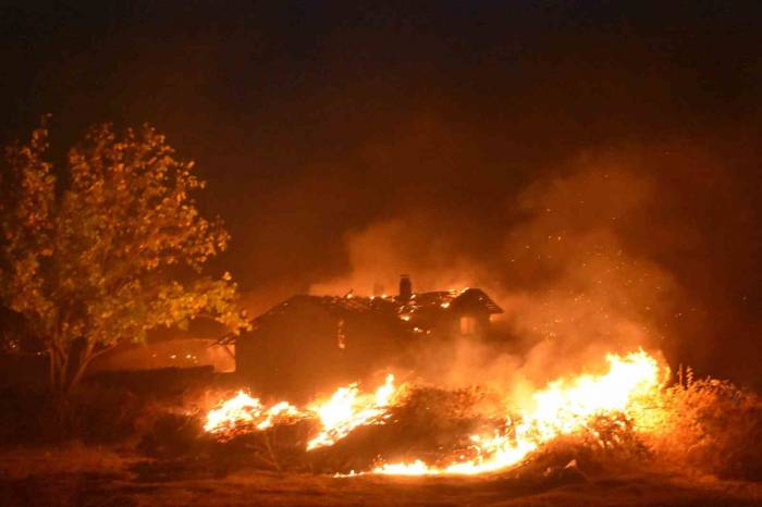 Tosya’da Anız Yangını Sonrası 2 Katlı Ev Tamamen Yandı