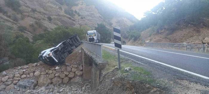 Virajı Alamayan Tır Devrildi: 1 Yaralı