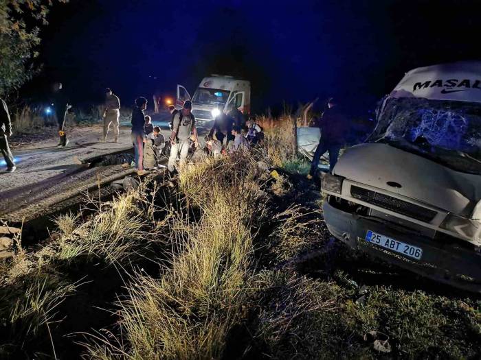 Kaçak Göçmenleri Taşıyan Minibüs Devrildi: 20 Yaralı
