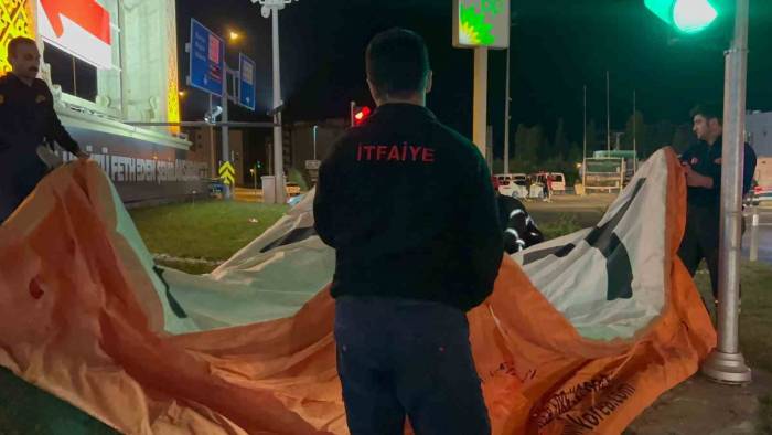 35 Metre Yükseklikteki Esere Çıkan Alkollü Şahıs Ekiplere Zor Anlar Yaşattı