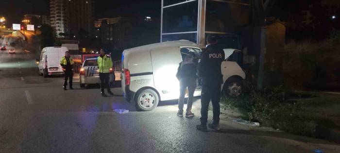 Ankara’da Hafif Ticari Araç Üst Geçidin Ayağına Çarptı: 2 Ölü, 1 Yaralı