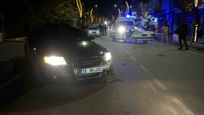Burdur’da İki Otomobil Çarpıştı: 2 Yaralı