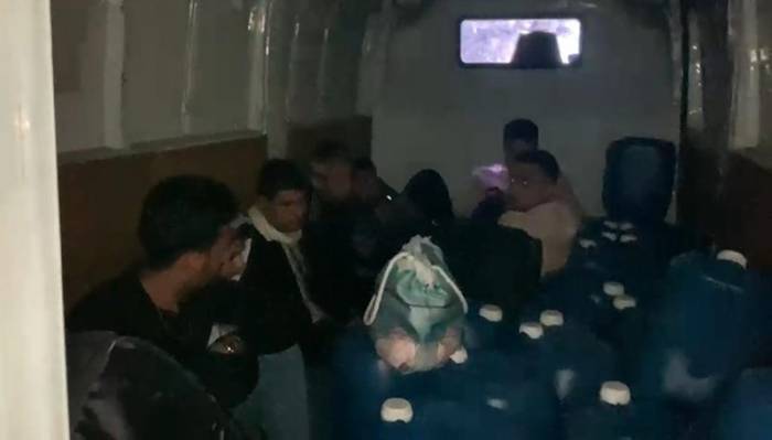 Ezine’de 8 Kaçak Göçmen İle 1 Organizatör Yakalandı