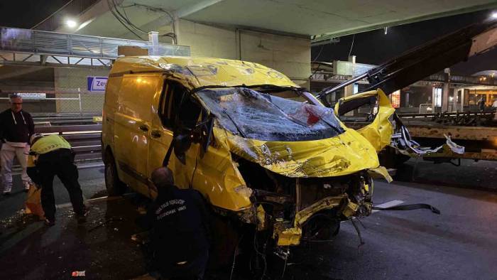 Merter’de Kontrolden Çıkan Araç Takla Atıp Bariyerlere Çarptı: 1 Ölü, 4 Yaralı