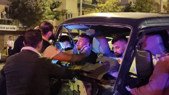 Zincirleme Kazada Araca Sıkışan Yolcu, Ağlayarak Kurtarılmayı Bekledi