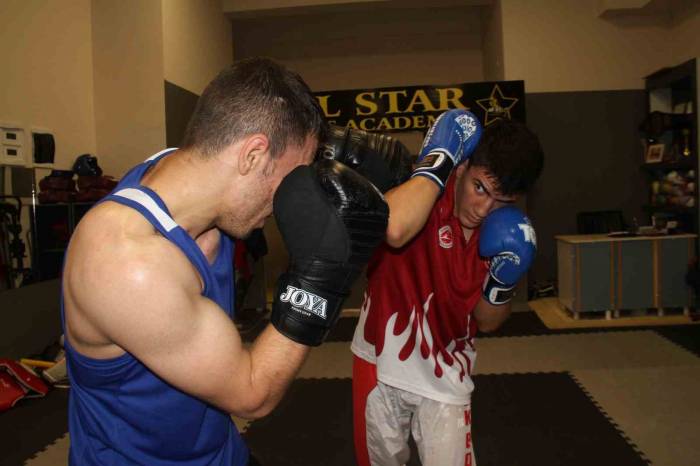 Abi-kardeş, Sırt Sırta Vererek Kick Boksta Şampiyonalara Hazırlanıyor