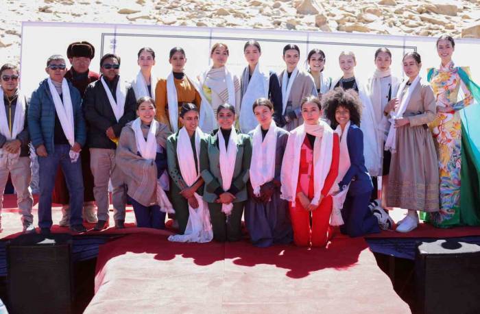 18 Yaşında Dünyanın Çatısında Yürüyerek Rekor Kırdı