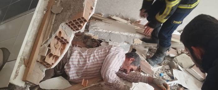 Canını Hiçe Sayarak Ağır Hasarlı Binaya Giren Şahsın Üzerine Duvar Çöktü