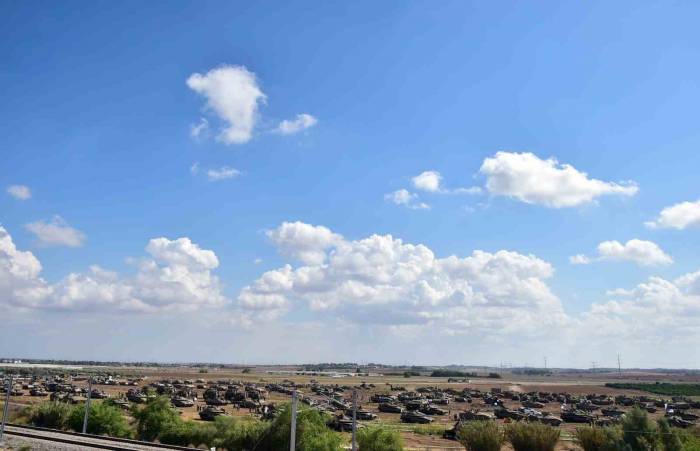 İsrail’in Gazze Sınırında Tank Ve Mühimmat Hareketliliği Sürüyor
