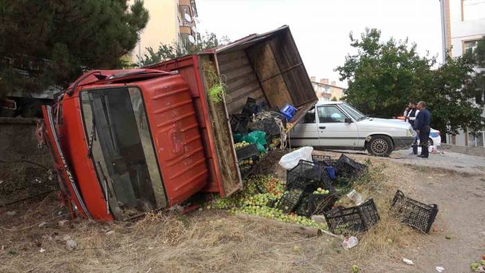Freni Boşalan Kamyon Park Halindeki Araçlara Çarptı