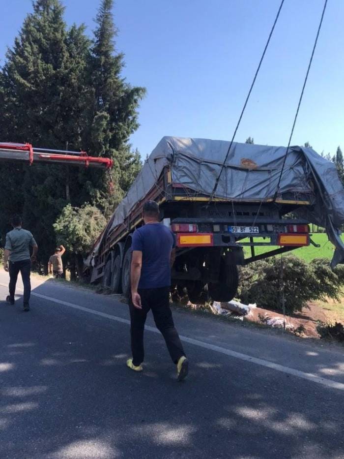 Milas’ta Balık Yemi Yüklü Tır Tarlaya Uçtu