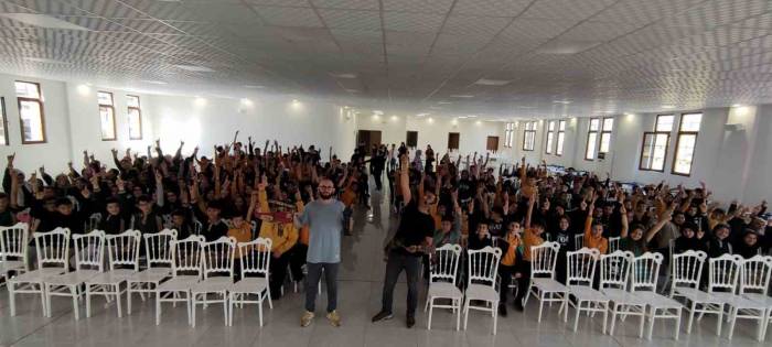 ‘Karagöz Göklerde’ 13 İlçede Binlerce Öğrenciyle Buluştu