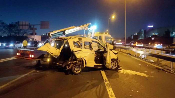 Tem’de Sapağı Kaçırmamak İçin Şerit Değiştiren Sürücü Kazaya Sebep Oldu: 3 Yaralı