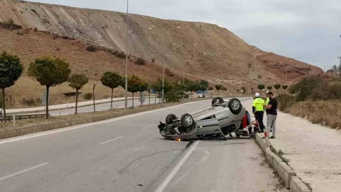 Tokat’ta Kaldırıma Çarpan Araç Takla Attı: 3 Yaralı
