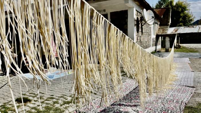 Tel Tel İplere Dizilen Erişteler Kış Sofraları İçin Hazırlanıyor