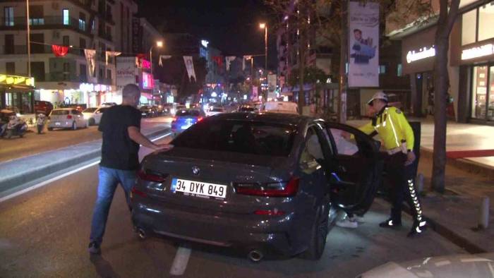 Alkollü Sürücünün Kontrolünden Çıkan Araç Park Halindeki Otomobile Çarptı