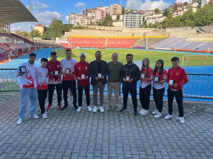 Başarılı Sporcular Ödüllerini Aldı