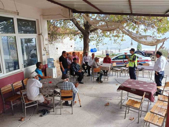 Jandarma Ekipleri Traktör Sürücülerini Bilgilendirdi