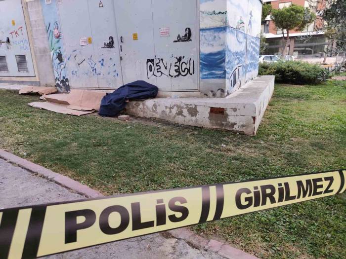 Kuşadası’nda Evsiz Bir Kişi Parkta Ölü Bulundu