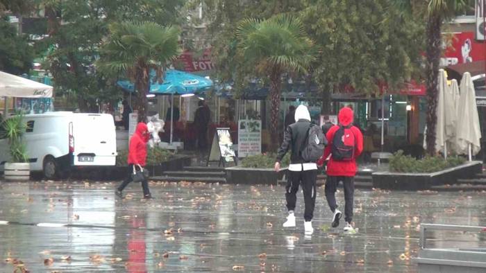 Bandırma’da Aniden Bastıran Yağmur Ve Fırtına Etkili Oldu