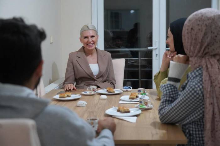 Başkan Öğrencilerin Kapılarını Çaldı