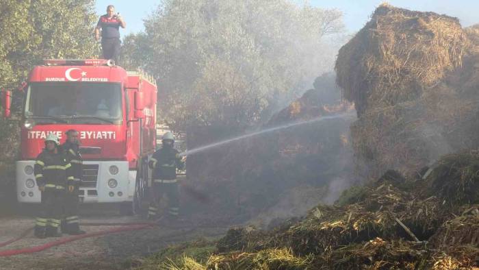 Kaynak Makinesinden Çıkan Kıvılcımlar Samanlığa Sıçradı, 60 Ton Saman Balyası Yandı