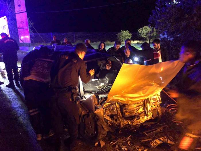 Ezine’de Otomobil İle Kamyon Çarpıştı: 1 Ölü