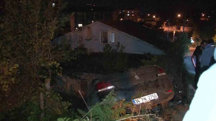 Kontrolden Çıkan Araç Evin Bahçesine Uçtu