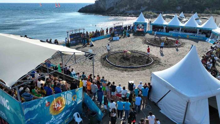 Dünya Plaj Güreşinde 3 Altın Madalya
