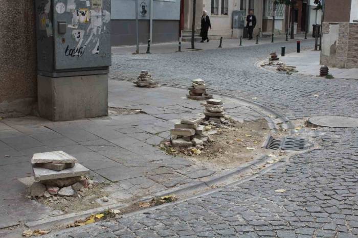 Kaldırımdaki Taş Dubaların İlginç Görüntüsü