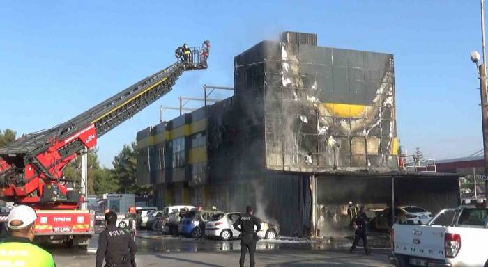 Gaziantep’te Yangın Paniği: Park Halindeki 5 Araç Küle Döndü
