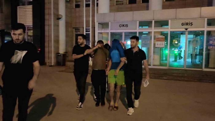 Göçmen Kaçakçıları Suçüstü Yakalandı