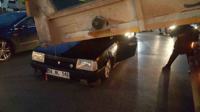 Kamyona Arkadan Çarpan Otomobil Sürücüsü Ağır Yaralandı