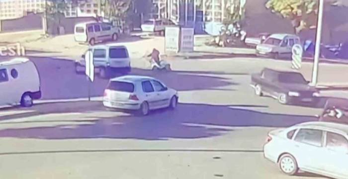 Motosiklet Sürücüsünün Ölümden Döndüğü An Kameraya Yansıdı