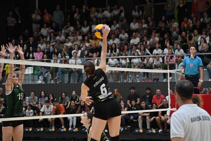 Manisa Bbsk Voleybol Takımı Evindeki İlk Maçı Kazandı