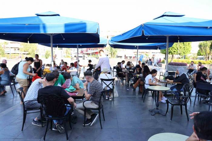 Marmaris’teki ’halk Kafe’ Vatandaşın Buluşma Noktası Oldu