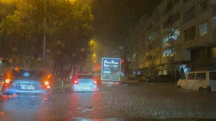 Ordu’da Sağanak Sele Dönüştü: Ev Ve İşyerlerini Su Bastı