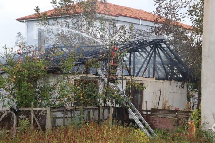 Tek Katlı Evin Çatısı Alevlere Teslim Oldu: 1 Kişi Dumandan Etkilendi